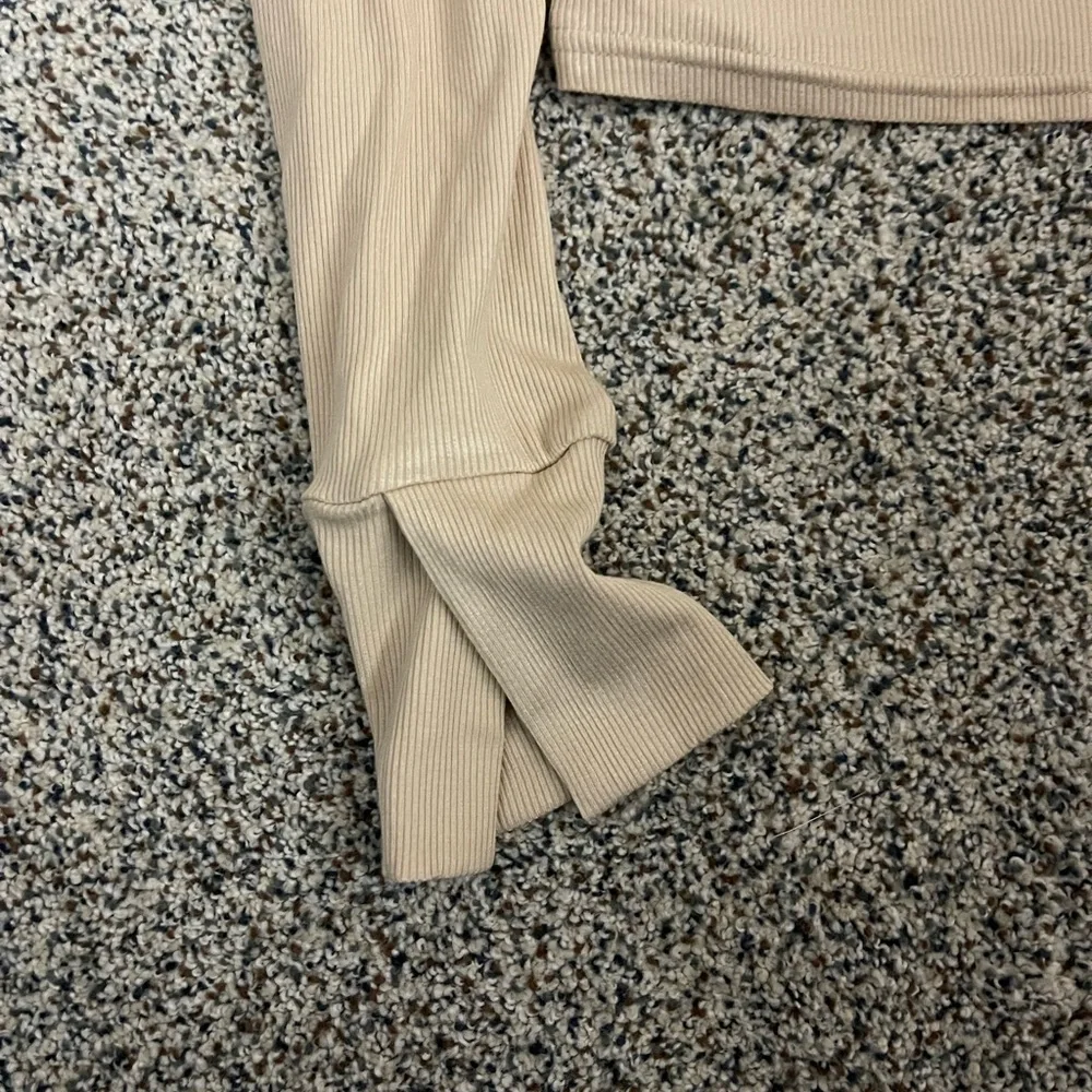 Style Rack Cropped Neutral Top - Picture 3 of 3